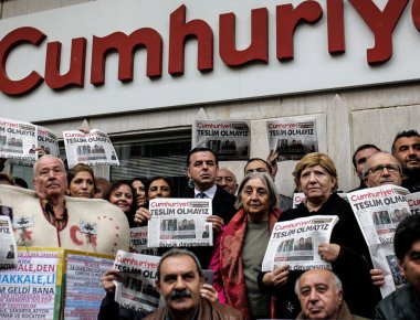 Τουρκία: Ελεύθεροι με περιοριστικούς όρους επτά δημοσιογράφοι της Cumhuriyet λόγω... γενικής «κατακραυγής»